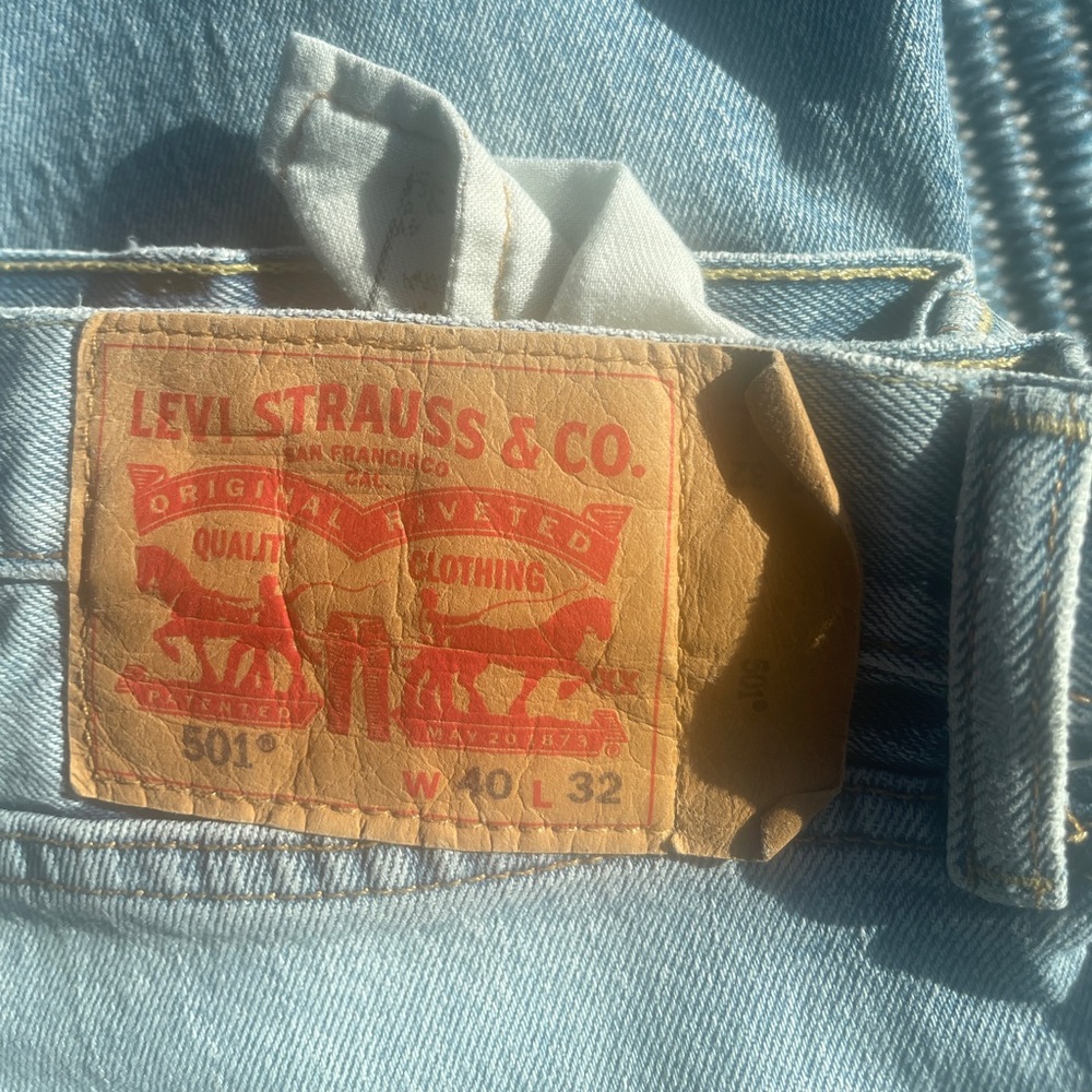 Levis 501 mens blue in color Excellent condition. 40/32